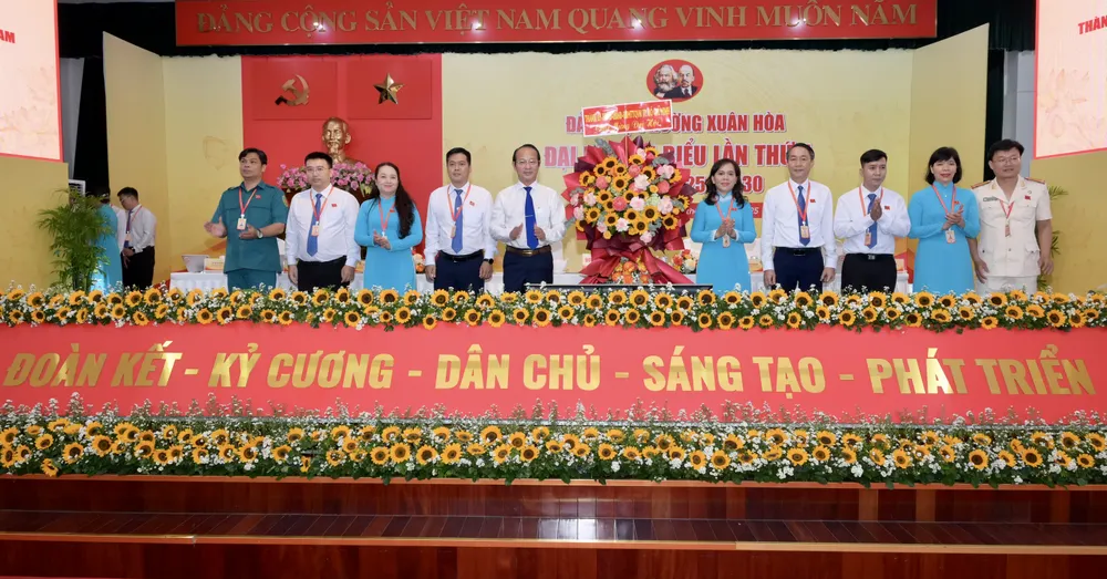 Đồng chí Võ Văn Dũng chúc mừng Đại hội Đảng bộ phường. Ảnh: VĂN MINH DSC_8742.jpeg
