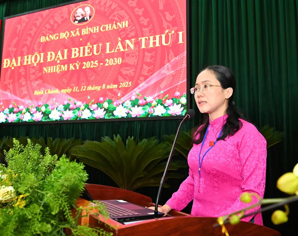 Phó Bí thư Thường trực Đảng ủy xã Bình Chánh Võ Thị Hoàng Oanh phát biểu. Ảnh: VIỆT DŨNG IMG_0462.jpeg