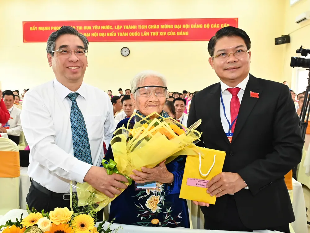Đồng chí Nguyễn Phước Lộc và lãnh đạo xã Bình Chánh đã tặng hoa, quà đến Mẹ Việt Nam anh hùng Nguyễn Thị Cảnh. Ảnh: VIỆT DŨNG IMG_0469.jpeg