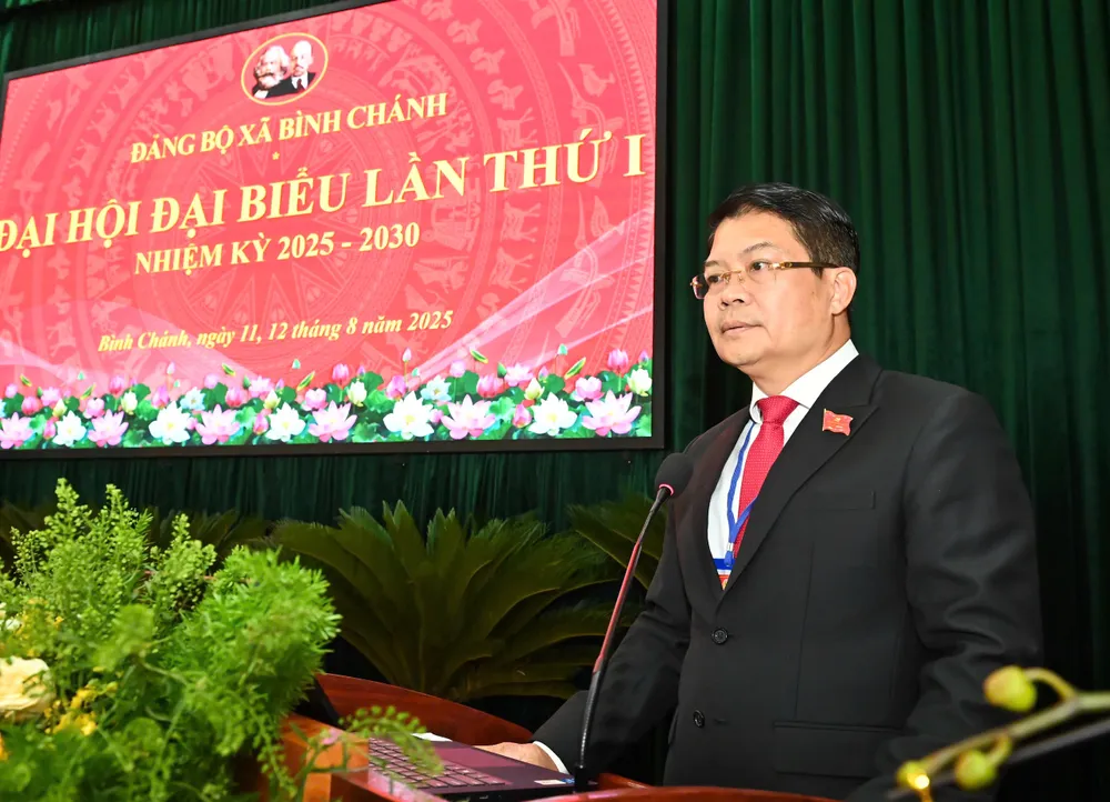 Bí thư Đảng ủy, Chủ tịch HĐND xã Bình Chánh Nguyễn Thành Lợi phát biểu. Ảnh: VIỆT DŨNG IMG_0472.jpeg