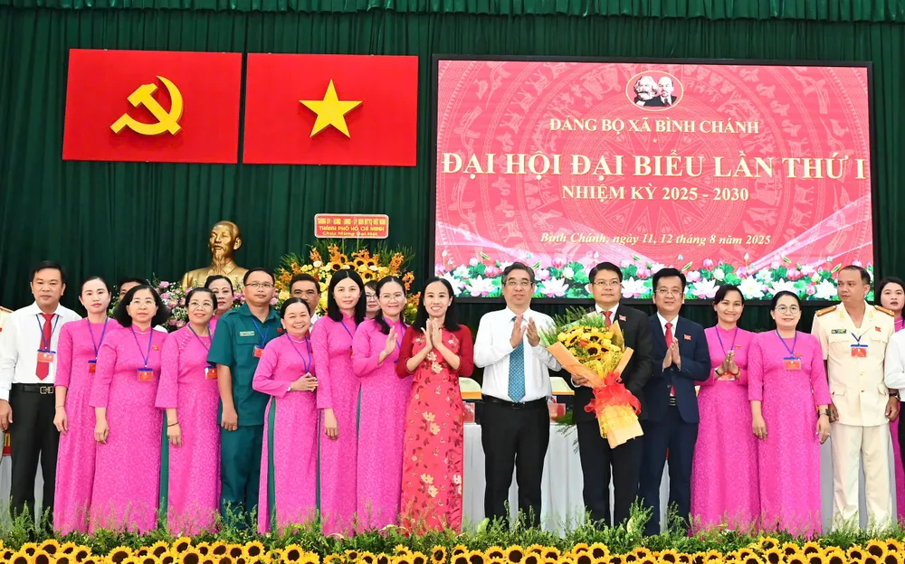 Đồng chí Nguyễn Phước Lộc và đồng chí Võ Ngọc Thanh Trúc chúc mừng Ban Chấp hành Đảng bộ xã Bình Chánh. Ảnh: VIỆT DŨNG IMG_0493.jpeg