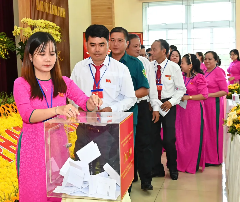 Đại biểu đóng góp ủng hộ nhân dân các tỉnh miền núi và Trung du Bắc bộ bị thiệt hại do mưa, lũ. Ảnh: VIỆT DŨNG IMG_0500.jpeg