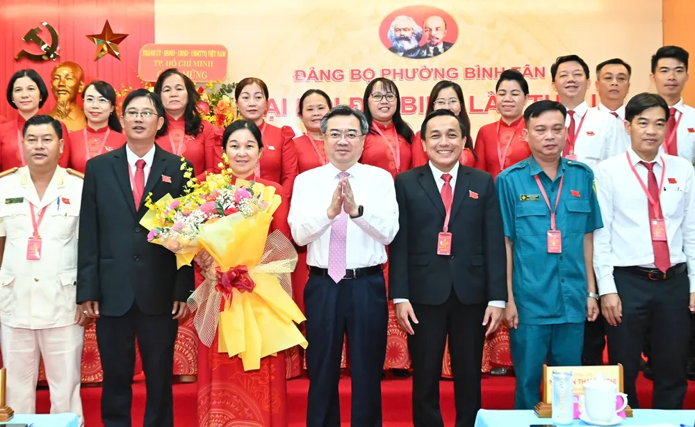 Đồng chí Nguyễn Thanh Nghị chúc mừng Ban Chấp hành Đảng bộ phường Bình Tân, nhiệm kỳ 2025-2030. Ảnh: VIỆT DŨNG 333abef1a8f820a679e9.jpg