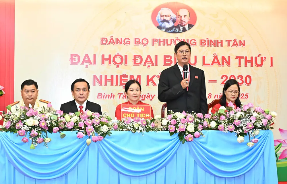 Đoàn Chủ tịch điều hành đại hội. Ảnh: VIỆT DŨNG 36b862a051aed9f080bf.jpg
