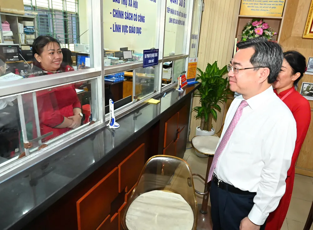 Trước phiên diễn ra đại hội, đồng chí Nguyễn Thanh Nghị khảo sát Trung tâm Phục vụ hành chính công phường Bình Tân. Ảnh: VIỆT DŨNG 7d78f61fc5114d4f1400.jpg