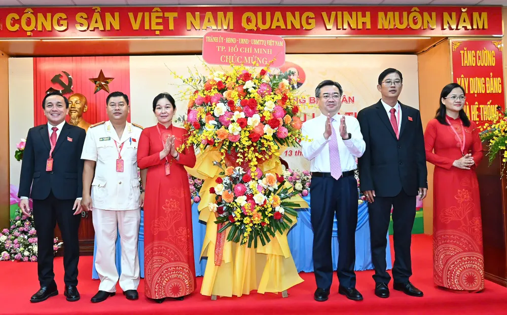 Đồng chí Nguyễn Thanh Nghị tặng hoa chúc mừng đại hội. Ảnh: VIỆT DŨNG 8891a384908a18d4419b.jpg