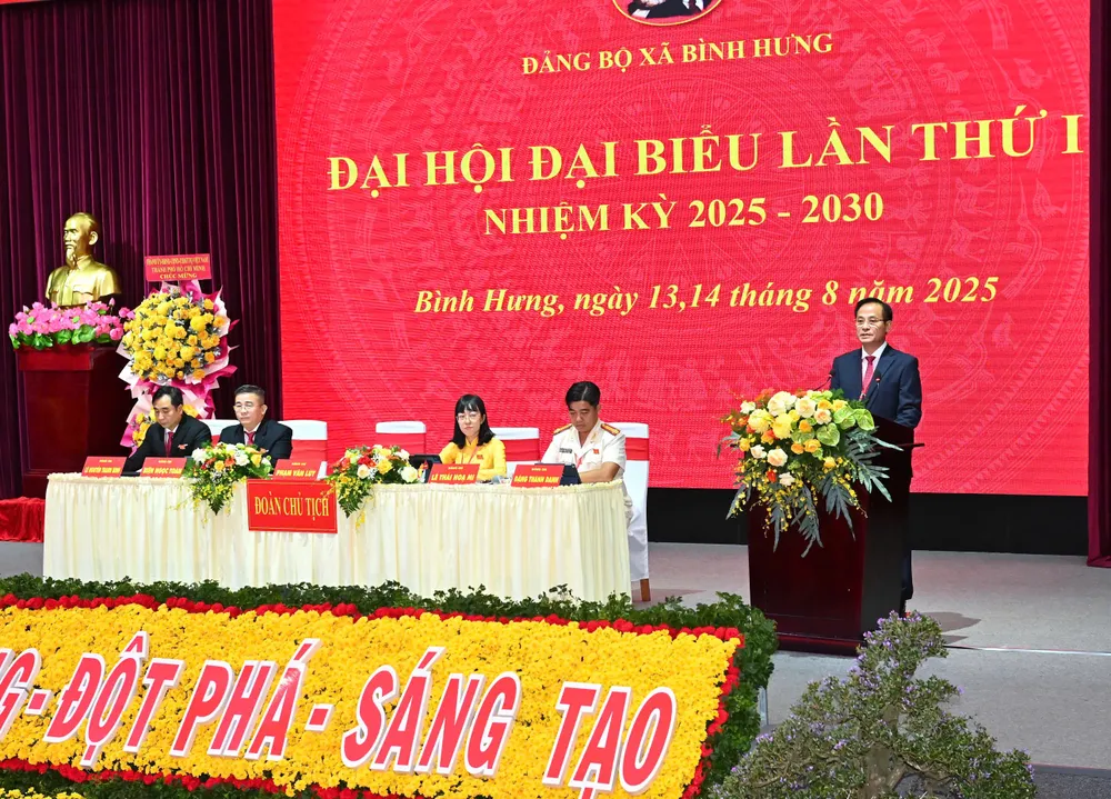 Bí thư Đảng ủy, Chủ tịch HĐND xã Bình Hưng Phạm Văn Lũy phát biểu. Ảnh: VIỆT DŨNG IMG_0545.jpeg
