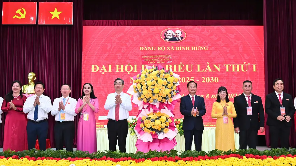 Đồng chí Nguyễn Phước Lộc và Tổ công tác số 4 Ban Chỉ đạo đại hội Thành ủy TPHCM tặng hoa chúc mừng đại hội. Ảnh: VIỆT DŨNG IMG_0548.jpeg