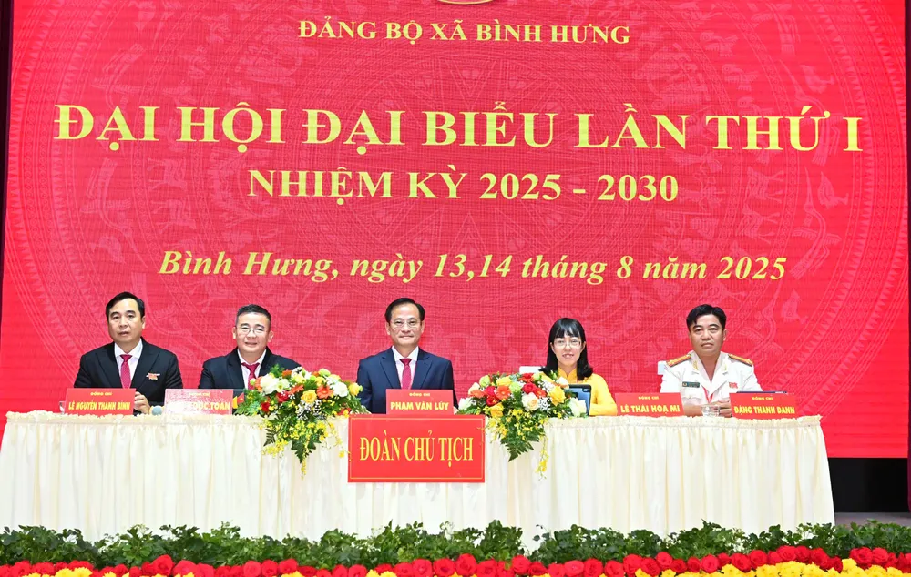 Đoàn Chủ tịch điều hành đại hội. Ảnh: VIỆT DŨNG IMG_0549.jpeg