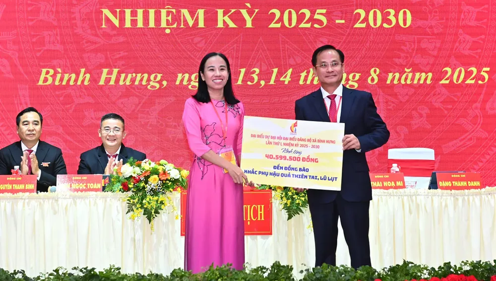 Đồng chí Võ Ngọc Thanh Trúc, Ủy viên Ban Thường vụ Thành ủy, Phó Chủ tịch Ủy ban MTTQ Việt Nam TPHCM, Chủ tịch Hội Liên hiệp Phụ nữ TPHCM tiếp nhận tiền ủng hộ đồng bào bị thiệt hại mưa, lũ. Ảnh: VIỆT DŨNG IMG_0562.jpeg