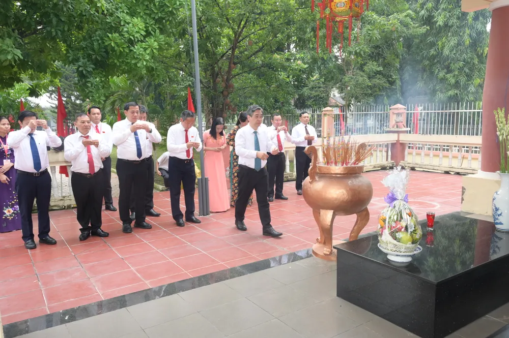 Đồng chí Nguyễn Phước Lộc và Tổ công tác số 4 Ban Chỉ đạo Đại hội của Thành ủy TPHCM dâng hương tưởng nhớ các Anh hùng liệt sĩ. Ảnh: VĂN MINH DSC_8852.jpeg