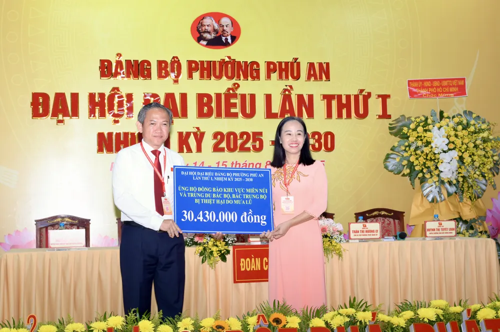 Đồng chí Võ Ngọc Thanh Trúc, Ủy viên Ban Thường vụ Thành ủy, Phó Chủ tịch Ủy ban MTTQ Việt Nam TPHCM, Chủ tịch Hội Liên hiệp Phụ nữ TPHCM, tiếp nhận tiền ủng hộ đồng bào bị thiệt hại mưa, lũ. Ảnh: VĂN MINH DSC_8931.jpeg