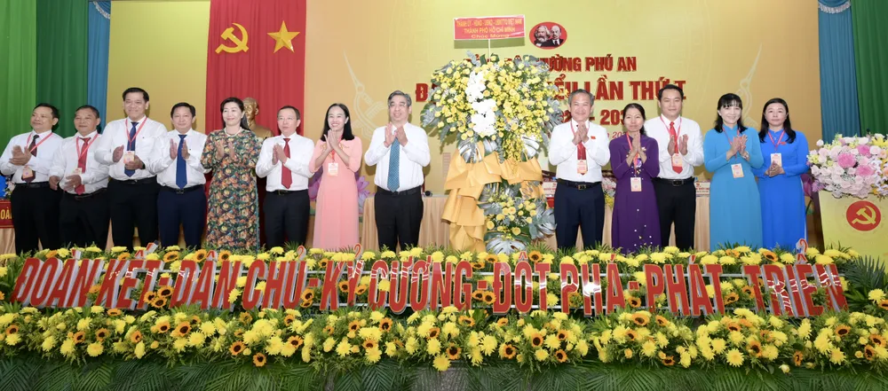 Đồng chí Nguyễn Phước Lộc và Tổ công tác số 4 Ban Chỉ đạo Đại hội của Thành ủy TPHCM tặng hoa chúc mừng đại hội. Ảnh: VĂN MINH DSC_8956.jpeg