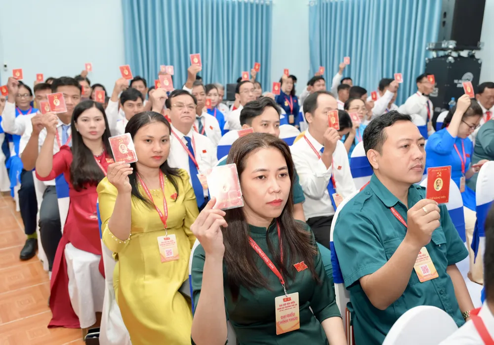 Đại biểu biểu quyết tại đại hội. Ảnh: VĂN MINH DSC_8971.jpeg