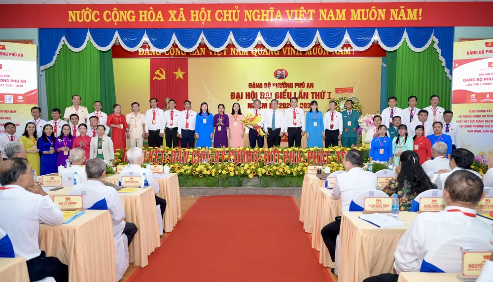 Đồng chí Nguyễn Phước Lộc tặng hoa chúc mừng Ban Chấp hành Đảng bộ phường Phú An ra mắt. Ảnh: VĂN MINH DSC_9012.jpeg