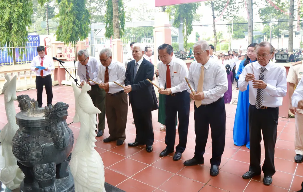Trước khi diễn ra đại hội, nguyên Chủ tịch nước Nguyễn Minh Triết cùng lãnh đạo phường dâng hương tưởng nhớ các Anh hùng liệt sĩ. Ảnh: VĂN MINH IMG_4101.jpeg