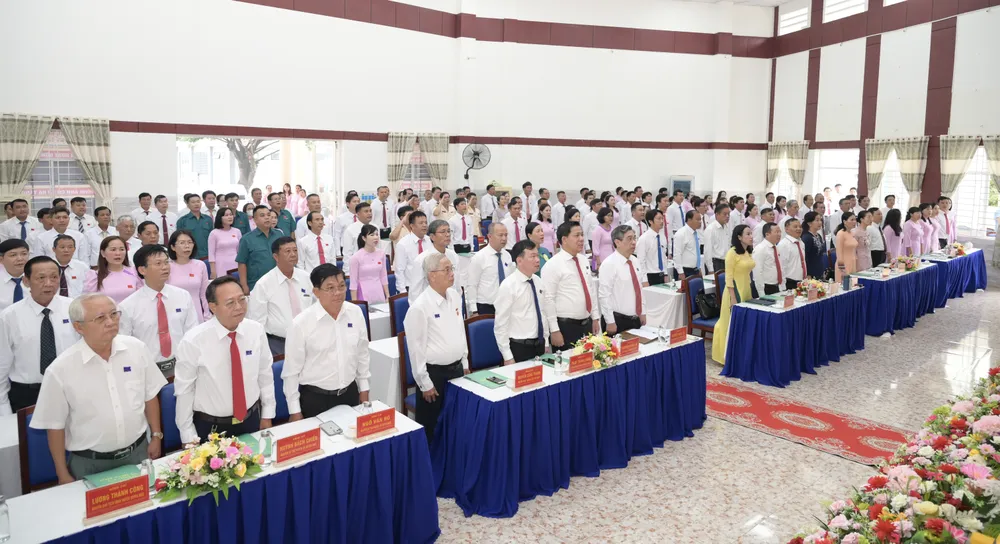 Đại biểu dự đại hội thực hiện nghi thức chào cờ. Ảnh: VĂN MINH DSC_9038.jpeg
