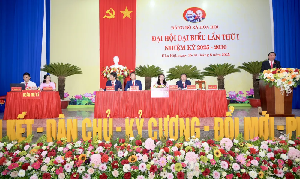 Đoàn Chủ tịch điều hành đại hội. Ảnh: VĂN MINH DSC_9050.jpeg