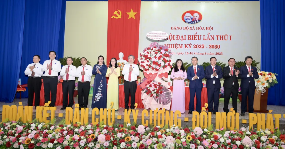 Đồng chí Nguyễn Phước Lộc và Tổ công tác số 4 Ban Chỉ đạo Đại hội của Thành ủy TPHCM tặng hoa chúc mừng đại hội. Ảnh: VĂN MINH DSC_9053.jpeg