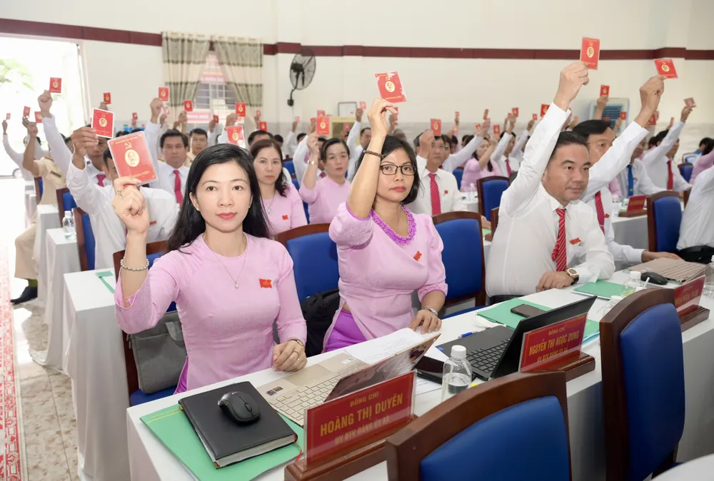 Đại biểu dự đại hội biểu quyết thông qua nghị quyết. Ảnh: VĂN MINH DSC_9084.jpeg