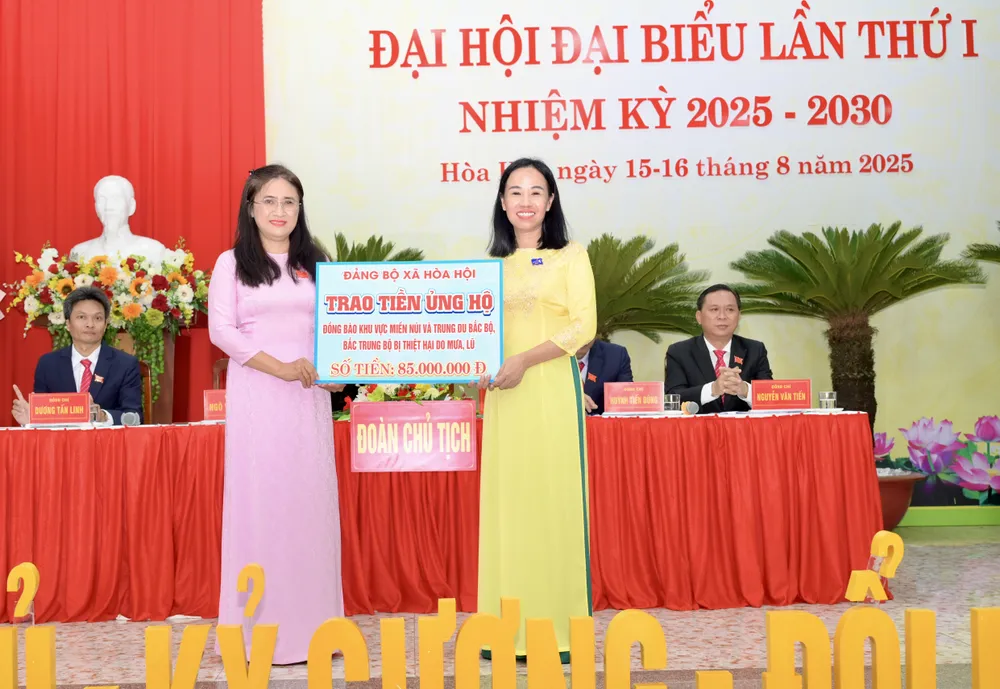 Đồng chí Võ Ngọc Thanh Trúc, Ủy viên Ban Thường vụ Thành ủy, Phó Chủ tịch Ủy ban MTTQ Việt Nam TPHCM, Chủ tịch Hội Liên hiệp Phụ nữ TPHCM, tiếp nhận tiền ủng hộ đồng bào bị thiệt hại mưa, lũ. Ảnh: VĂN MINH DSC_9093.jpeg
