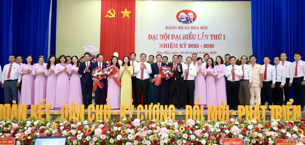 Đồng chí Nguyễn Phước Lộc và Tổ công tác số 4 Ban Chỉ đạo Đại hội của Thành ủy TPHCM chúc mừng Ban Chấp hành Đảng bộ xã Hòa Hội. Ảnh: VĂN MINH DSC_9114.jpeg