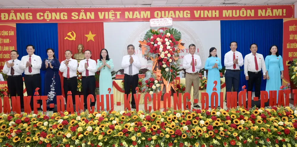 Đồng chí Nguyễn Phước Lộc và Tổ công tác số 4 Ban Chỉ đạo Đại hội của Thành ủy TPHCM tặng hoa chúc mừng đại hội. Ảnh: VĂN MINH DSC_9142.jpeg