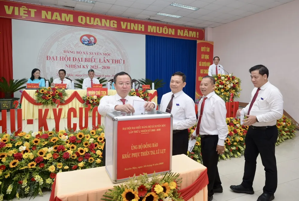 Đại biểu và khách mời dự đại hội tham gia đóng góp, ủng hộ đồng bào khắc phục thiên tai, lũ lụt. Ảnh: VĂN MINH DSC_9182.jpeg