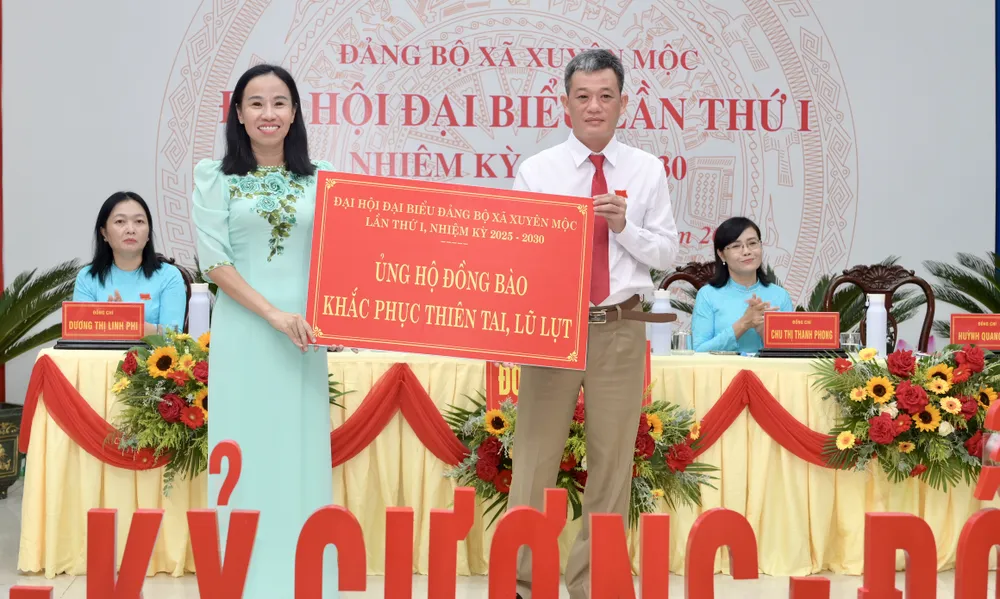 Đồng chí Võ Ngọc Thanh Trúc tiếp nhận tiền ủng hộ đồng bào khắc phục thiên tai, lũ lụt. Ảnh: VĂN MINH DSC_9191.jpeg