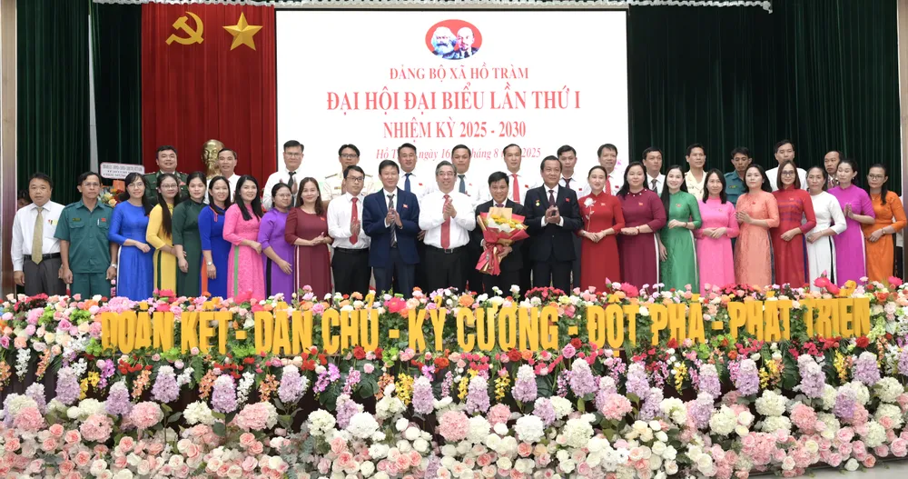 Đồng chí Nguyễn Phước Lộc tặng hoa chúc mừng Ban Chấp hành Đảng bộ xã Hồ Tràm, nhiệm kỳ 2025-2030. Ảnh: VĂN MINH DSC_9278.jpeg
