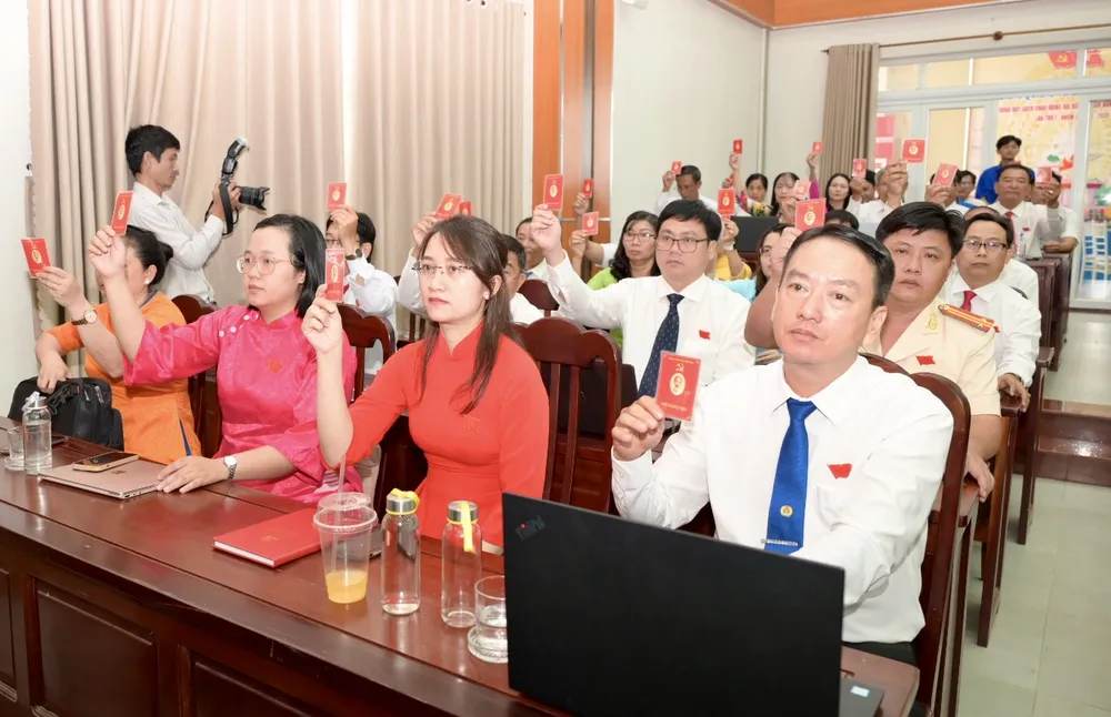Đại biểu dự đại hội biểu quyết thông qua nghị quyết. Ảnh: VĂN MINH DSC_9288.jpeg