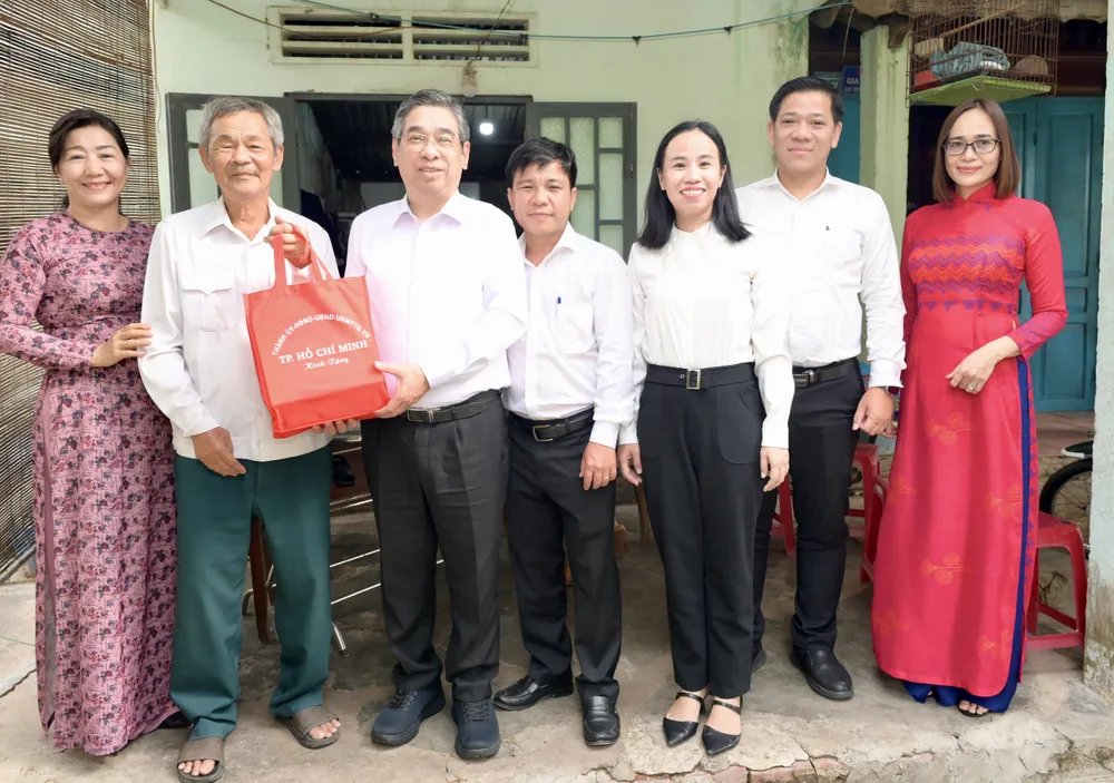 Đồng chí Nguyễn Phước Lộc thăm hỏi, tặng quà đến ông Tống Văn Ngày. Ảnh: VĂN MINH DSC_9304.jpeg