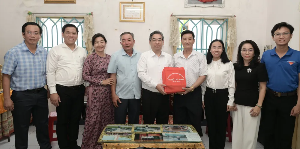 Đồng chí Nguyễn Phước Lộc thăm hỏi, tặng quà đến ông Nguyễn Văn Mạnh. Ảnh: VĂN MINH DSC_9319.jpeg