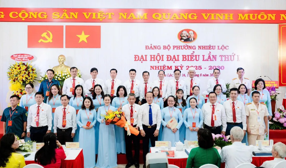 Đồng chí Võ Văn Dũng tặng hoa chúc mừng Ban Chấp hành Đảng bộ phường IMG_0858.jpeg