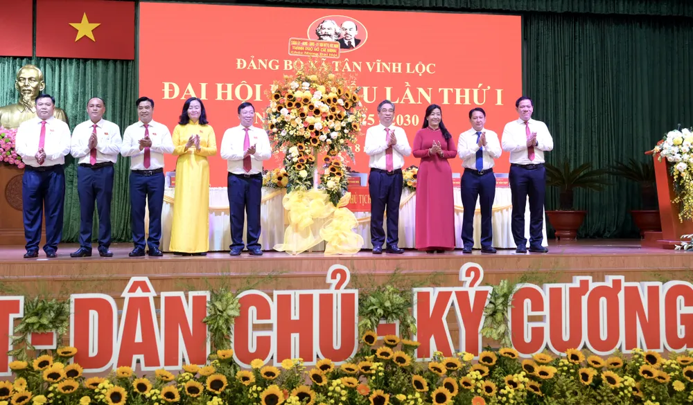 Đồng chí Nguyễn Phước Lộc và Tổ công tác số 4 Ban Chỉ đạo Đại hội của Thành ủy TPHCM tặng hoa chúc mừng đại hội. Ảnh: VĂN MINH DSC_9353.jpeg