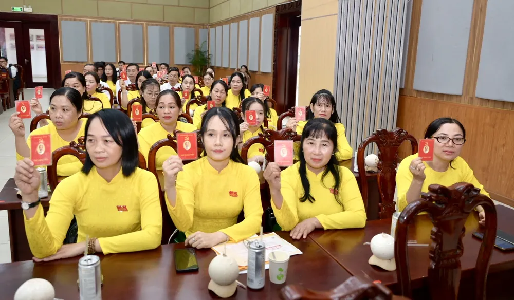 Đại biểu dự đại hội biểu quyết thông qua nghị quyết đại hội. Ảnh: VĂN MINH DSC_9466.jpeg