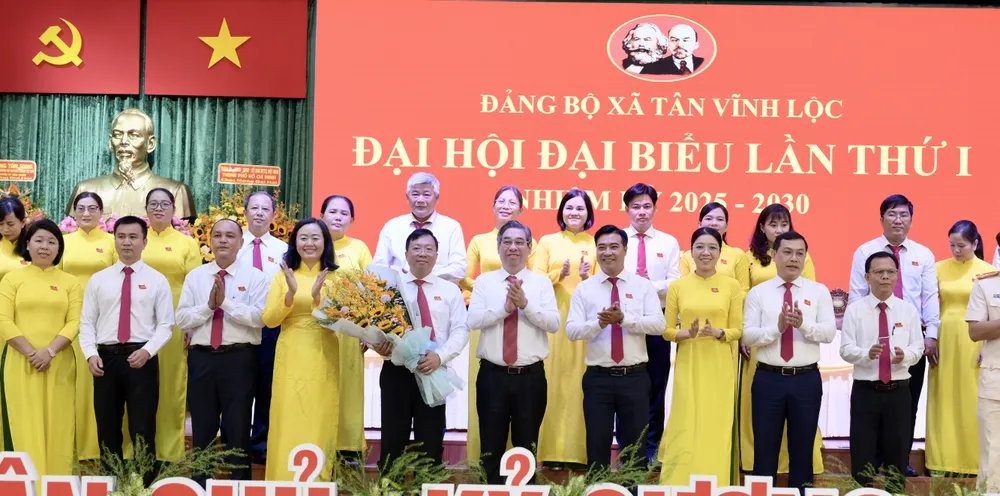 Đồng chí Nguyễn Phước Lộc tặng hoa chúc mừng Ban Chấp hành Đảng bộ xã. Ảnh: VĂN MINH DSC_9485.jpeg