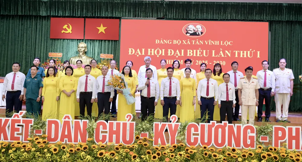 Ban Chấp hành Đảng bộ xã Tân Vĩnh Lộc ra mắt đại hội. Ảnh: VĂN MINH DSC_9511.jpeg