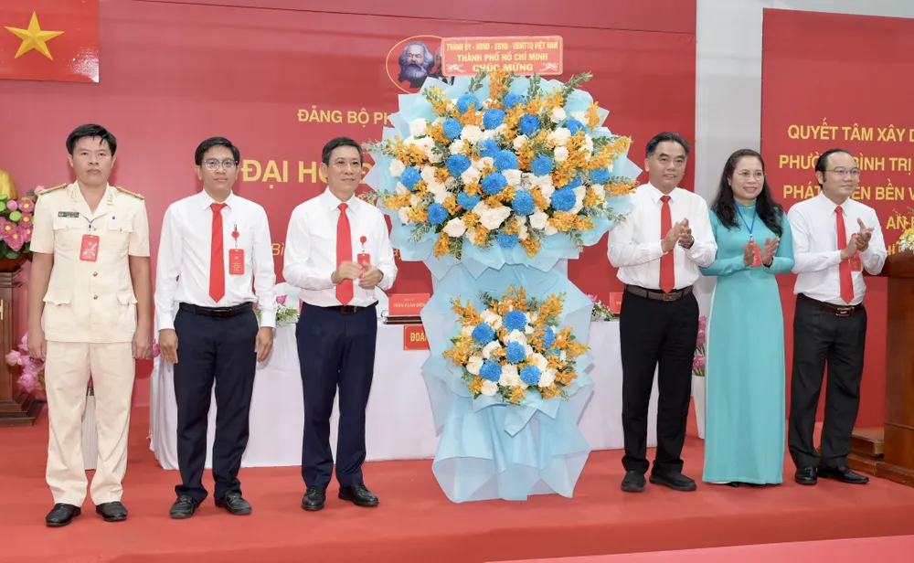 Đồng chí Nguyễn Lộc Hà tặng hoa chúc mừng đại hội. Ảnh: VĂN MINH DSC_9554.jpeg