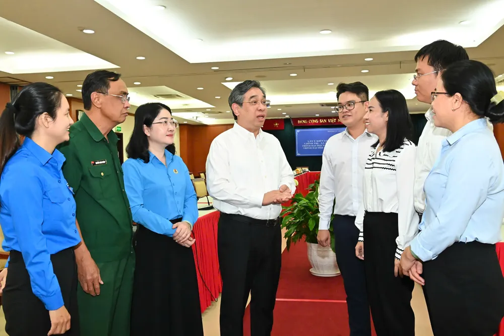Nguyen Phuoc Loc 동지가 대표자들과 대화를 나누고 있습니다. 사진: VIET DUNG 2a95509c8d7605285c67.jpg