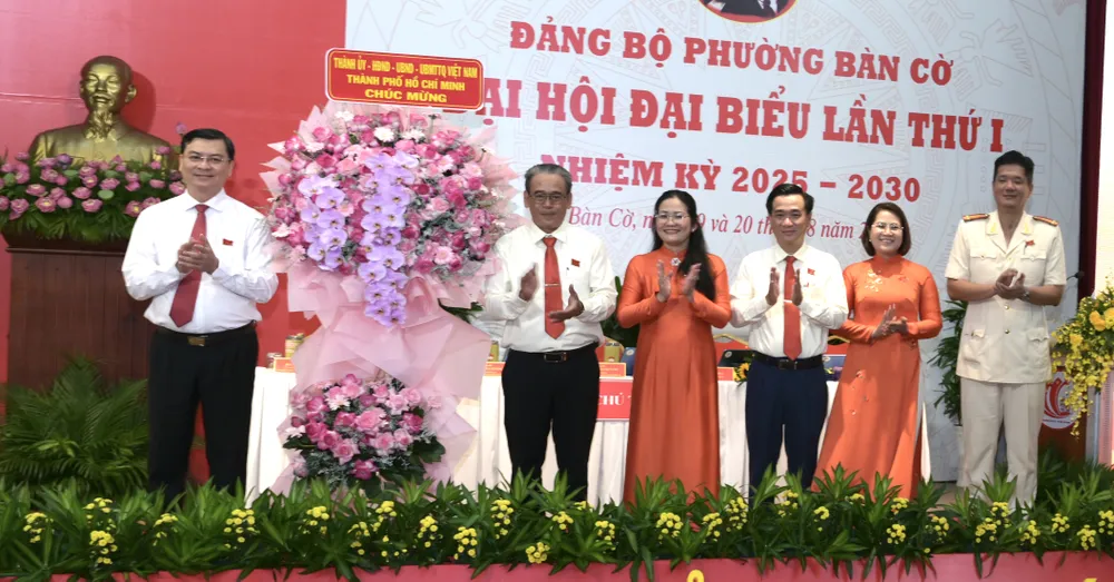 Đồng chí Nguyễn Công Vinh tặng hoa chúc mừng đại hội DSC_9901.jpeg