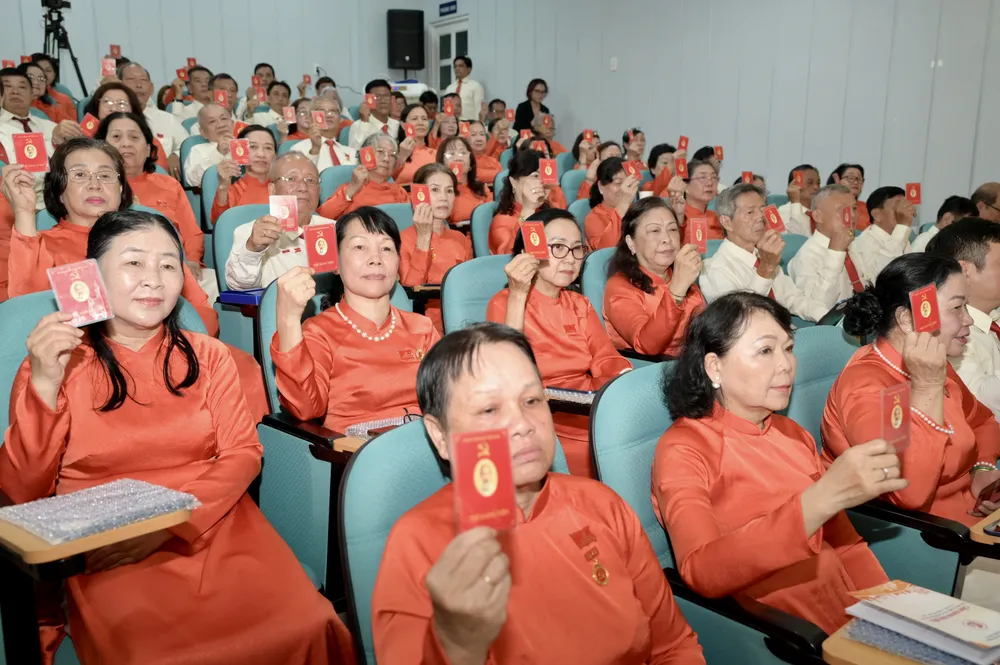 Đại biểu biểu quyết thông qua nghị quyết đại hội DSC_9941.jpeg