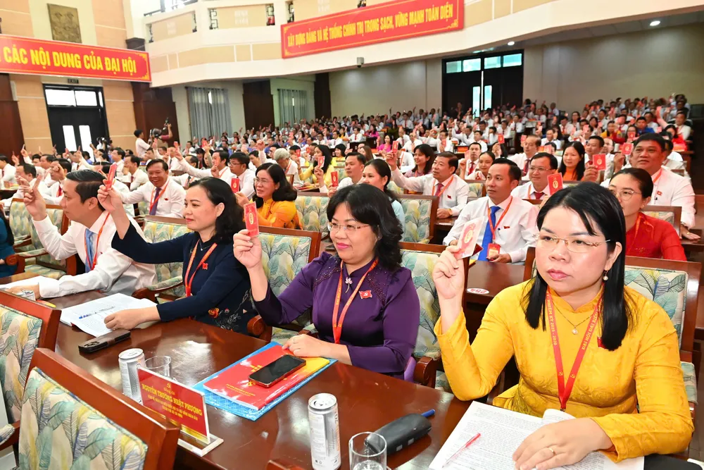 Đại biểu biểu quyết thông qua nghị quyết đại hội. Ảnh: VIỆT DŨNG IMG_1090.jpeg