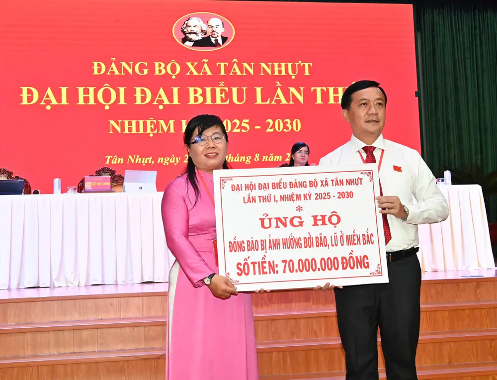 Đồng chí Hà Phước Thắng trao số tiền ủng hộ đồng bào bị ảnh hưởng bởi bão, lũ ở miền Bắc. Ảnh: VIỆT DŨNG 55738512d49d5cc3058c.jpg