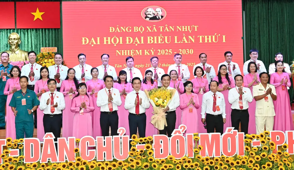 Đồng chí Đặng Minh Thông tặng hoa chúc mừng Ban Chấp hành Đảng bộ xã Tân Nhựt. Ảnh: VIỆT DŨNG 8f7ce167b0e838b661f9.jpg