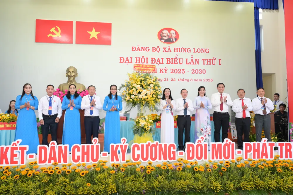 Đồng chí Võ Ngọc Thanh Trúc và Tổ công tác số 4, Ban Chỉ đạo Đại hội của Thành ủy TPHCM tặng hoa chúc mừng đại hội. Ảnh: VĂN MINH DSC_0076.jpeg