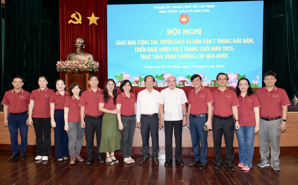 Đồng chí Phan Nguyễn Như Khuê cùng các đại biểu đến dự hội nghị. Ảnh: VĂN MINH DSC_0316.jpeg