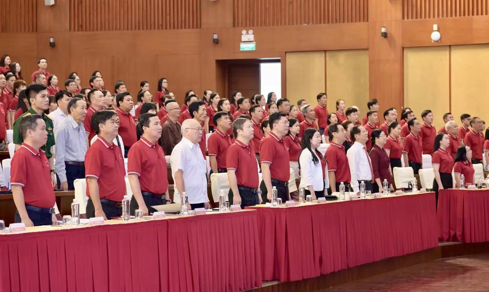 Lãnh đạo, nguyên lãnh đạo Ban Tuyên giáo và Dân vận Thành ủy TPHCM cùng các đại biểu thực hiện nghi thức chào cờ. Ảnh: VĂN MINH DSC_0331.jpeg