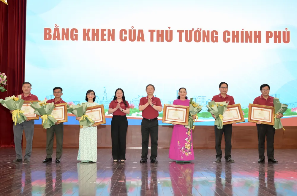 Đồng chí Dương Anh Đức và đồng chí Trương Thanh Nga trao Bằng khen của Thủ tướng Chính phủ và tặng hoa chúc mừng các cá nhân. Ảnh: VĂN MINH DSC_0652.jpeg