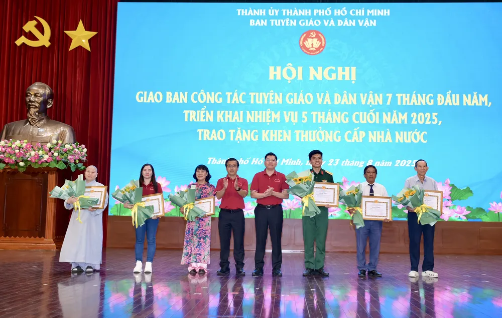 Đồng chí Hoàng Nguyên Dinh và đồng chí Tạ Quốc Trung trao bằng khen và tặng hoa chúc mừng các cá nhân. Ảnh: VĂN MINH DSC_0701.jpeg